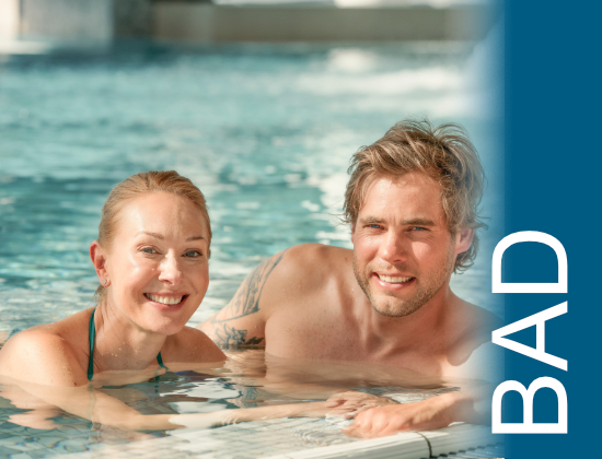 Mann und Frau im Pool