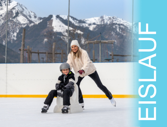 Mutter und Kind beim Eislaufen