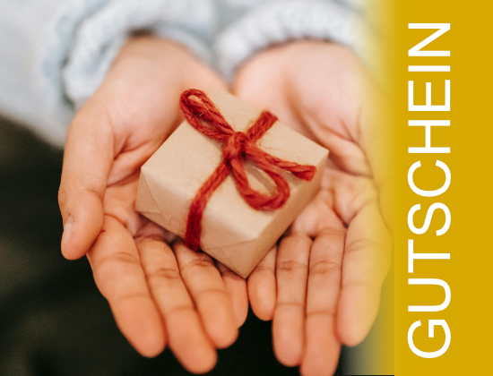 Hände mit kleinem Geschenkpaket