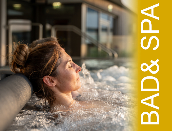 Frau liegend im Wasser