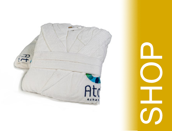 Bademantel weiß mit Atoll Achensee Logo