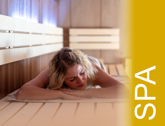 Frau liegend in Sauna